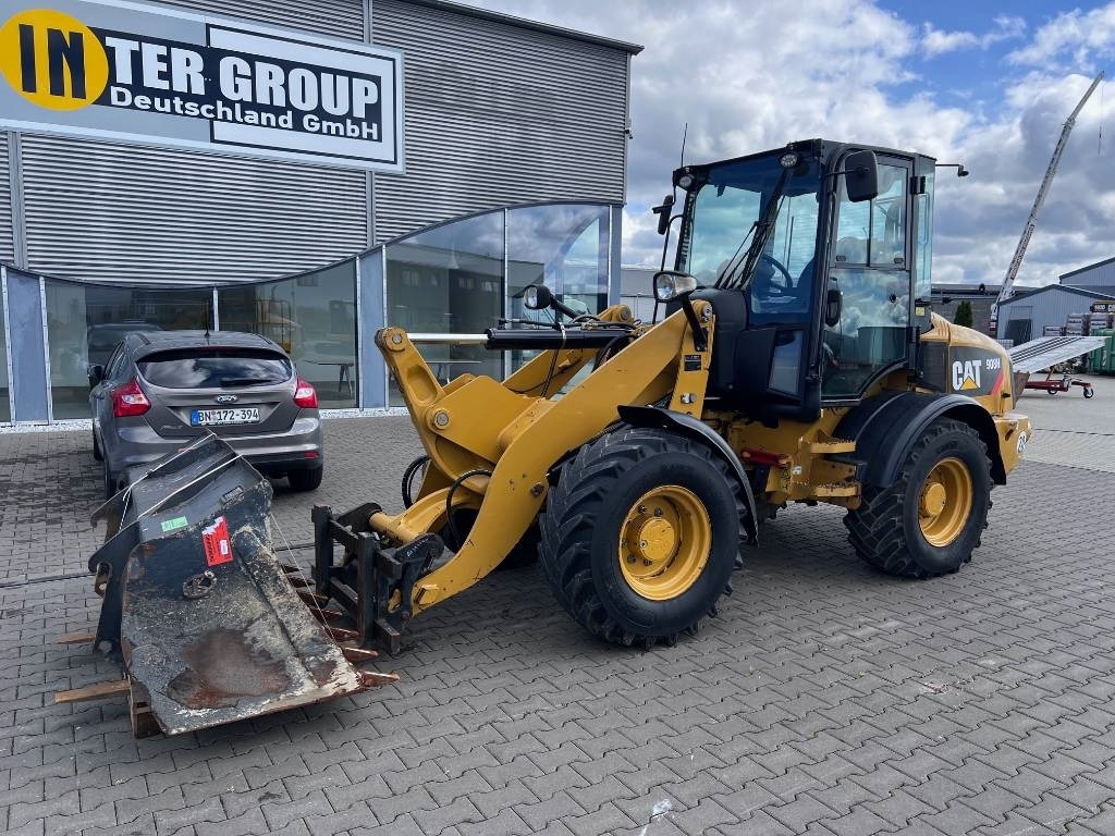 CAT 908 H - Gumikerekes homlokrakodó: 2 kép. CAT 908 H - Gumikerekes homlokrakodó: 2 kép.