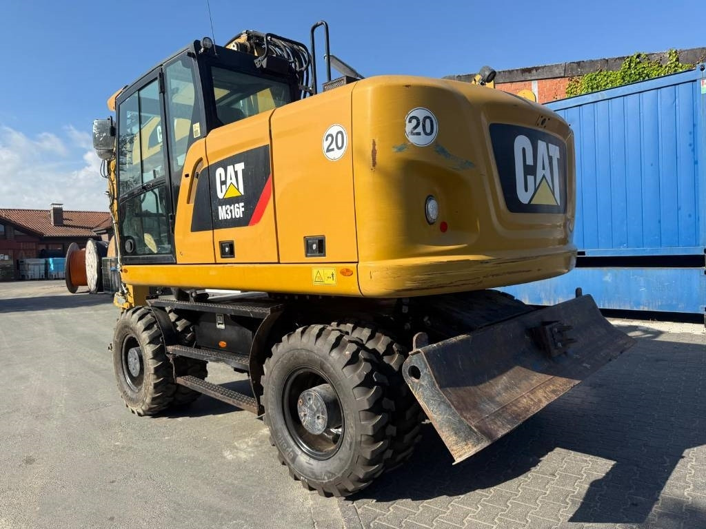 CAT M 316F - Gumikerekes kotró: 2 kép. CAT M 316F - Gumikerekes kotró: 2 kép.