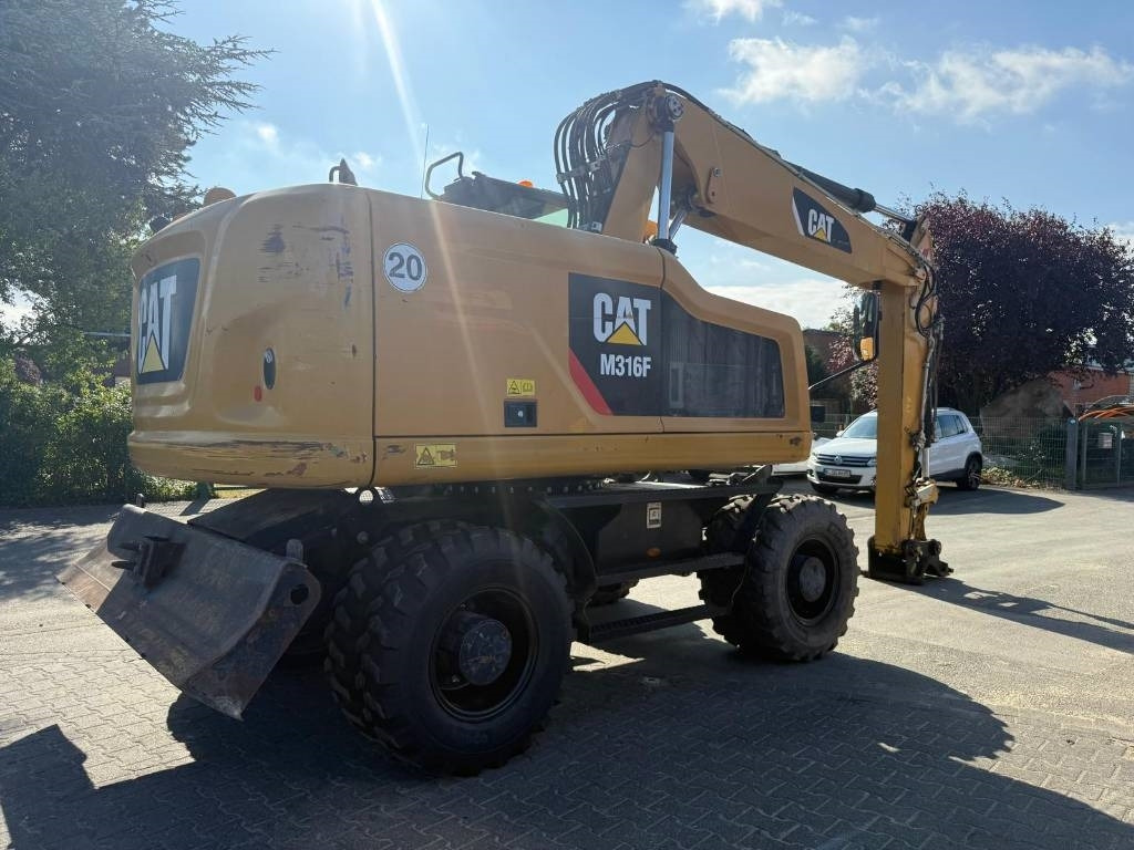 CAT M 316F - Gumikerekes kotró: 4 kép. CAT M 316F - Gumikerekes kotró: 4 kép.