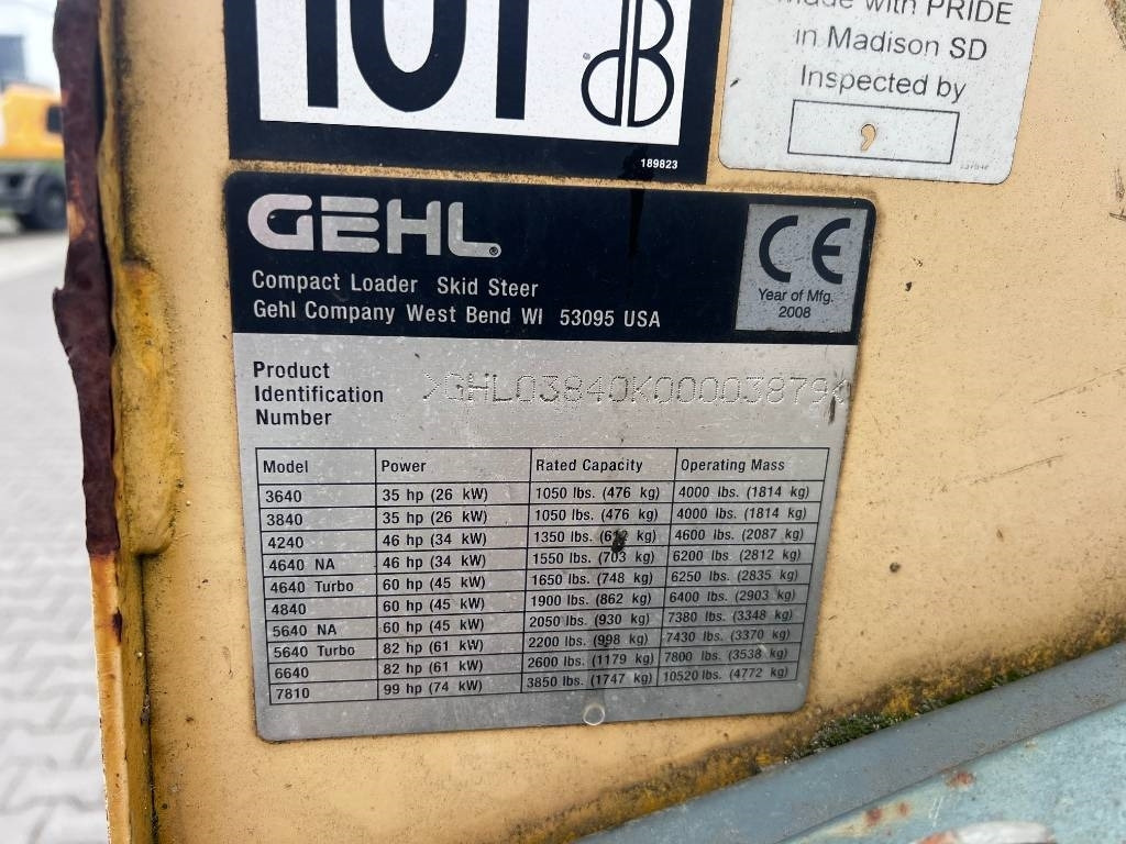 Gehl 3840 E - Mini homlokrakodó: 5 kép. Gehl 3840 E - Mini homlokrakodó: 5 kép.