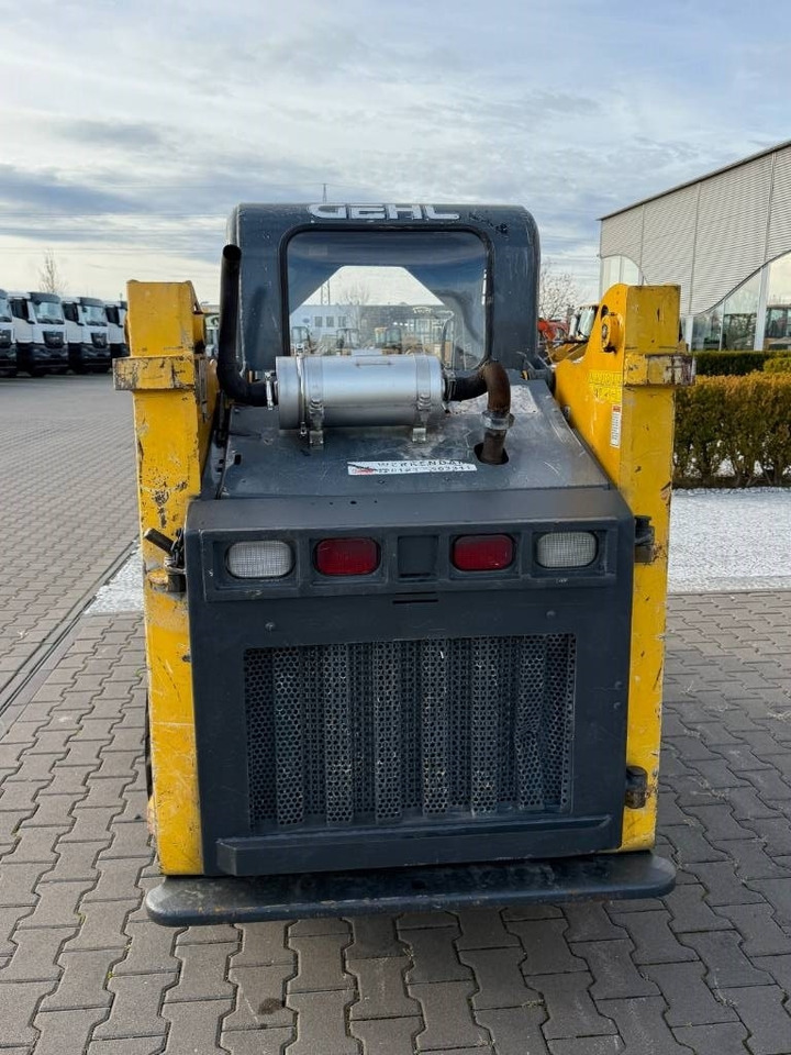 Gehl R 105 - Mini homlokrakodó: 5 kép. Gehl R 105 - Mini homlokrakodó: 5 kép.