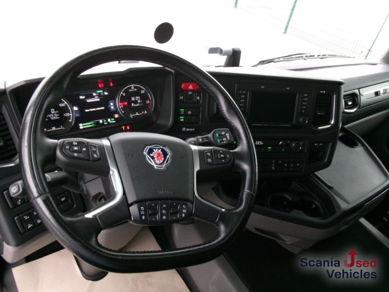 SCANIA R 450 A4x2EB 2 Tanks Standklima TOP!!! - Nyergesvontató: 2 kép. SCANIA R 450 A4x2EB 2 Tanks Standklima TOP!!! - Nyergesvontató: 2 kép.