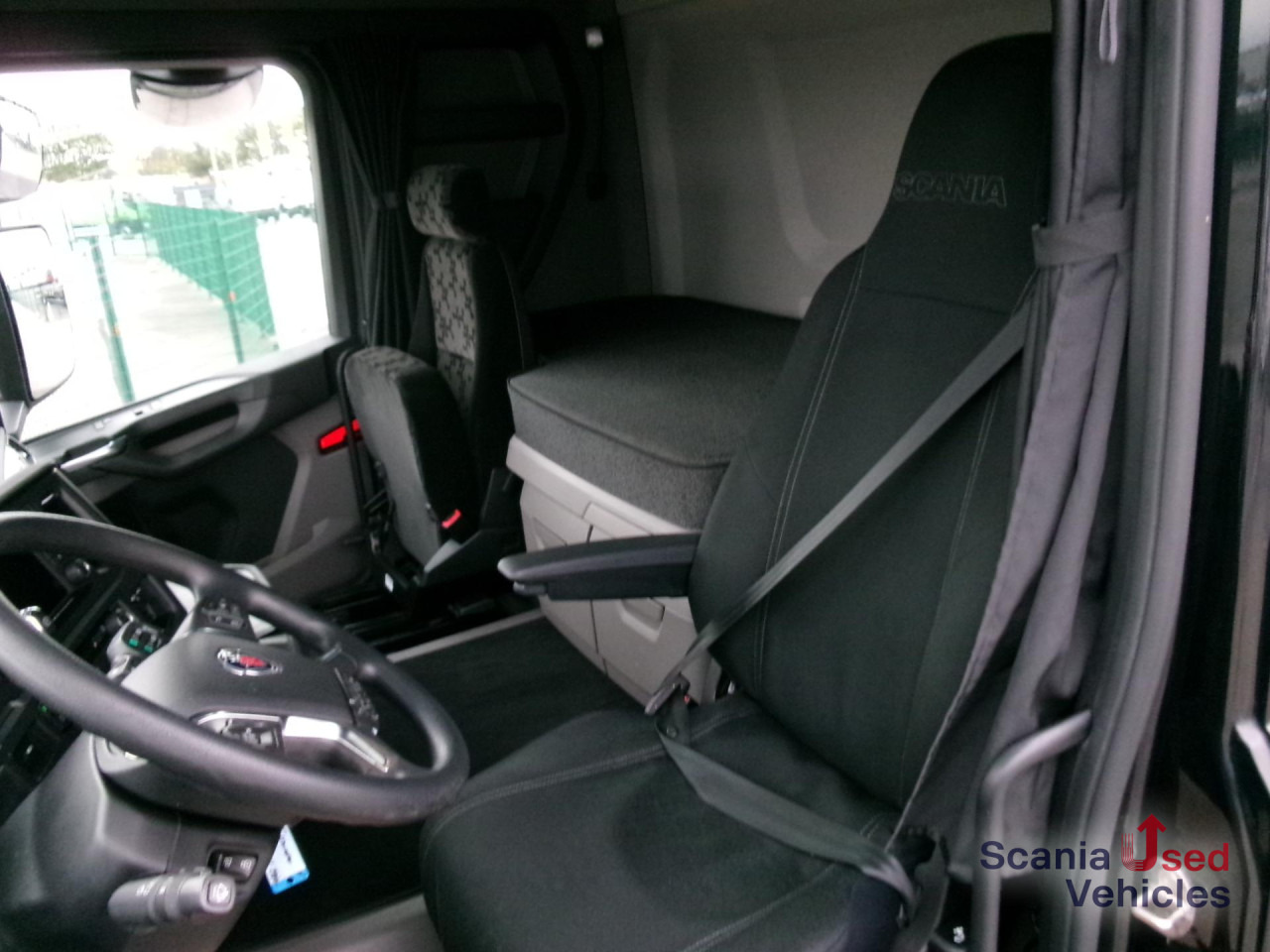 SCANIA R 450 A4x2NA - Nyergesvontató: 2 kép. SCANIA R 450 A4x2NA - Nyergesvontató: 2 kép.