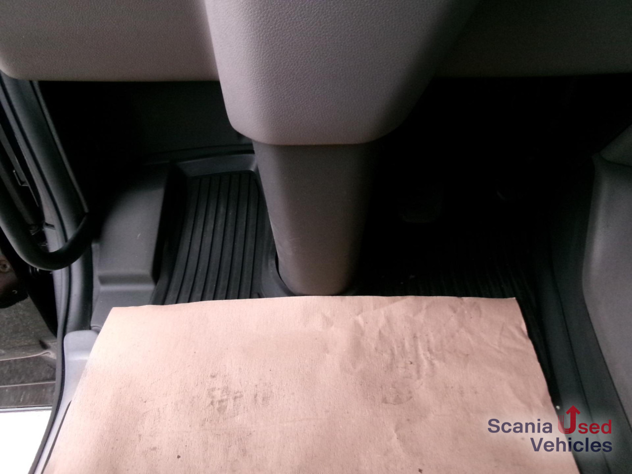 SCANIA R 450 A4x2NA - Nyergesvontató: 4 kép. SCANIA R 450 A4x2NA - Nyergesvontató: 4 kép.