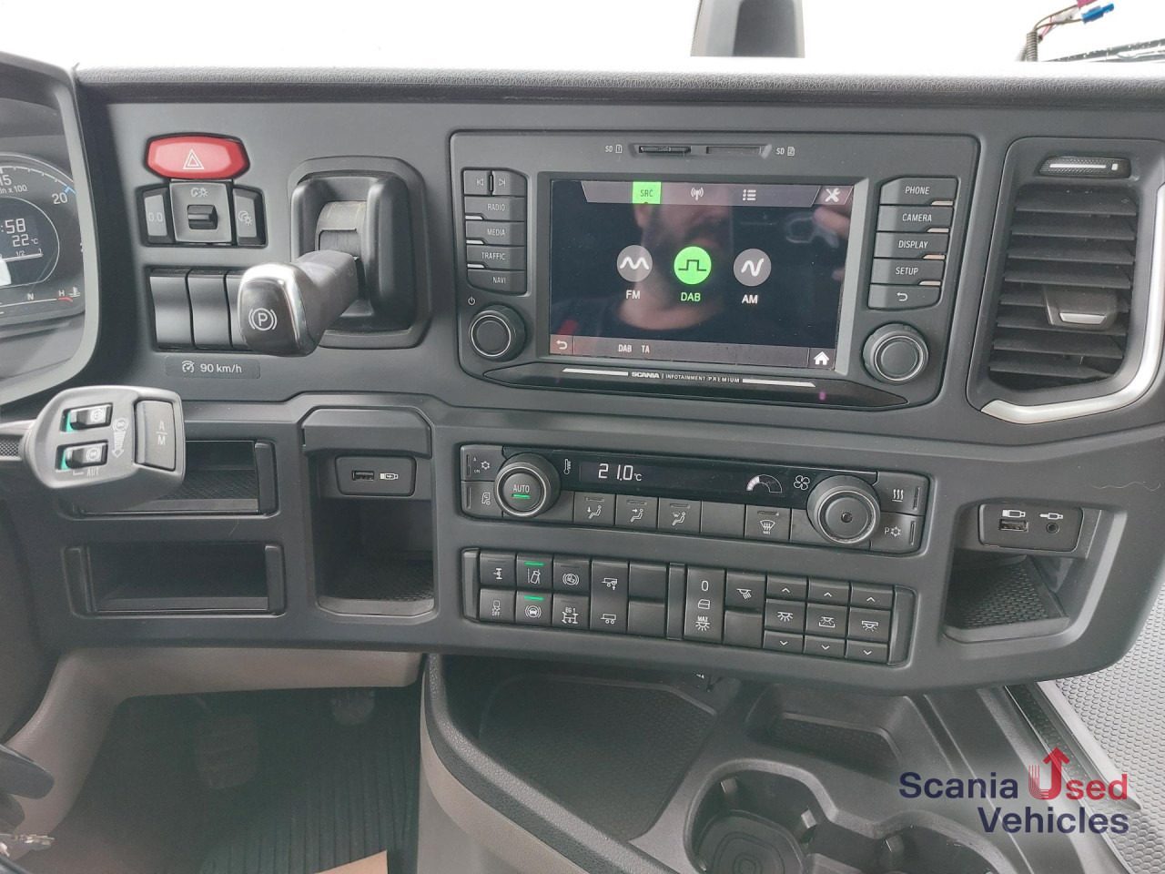 SCANIA R 460 A4x2NA 2 Kreis Hydraulik Navi Standklima Ret - Nyergesvontató: 2 kép. SCANIA R 460 A4x2NA 2 Kreis Hydraulik Navi Standklima Ret - Nyergesvontató: 2 kép.
