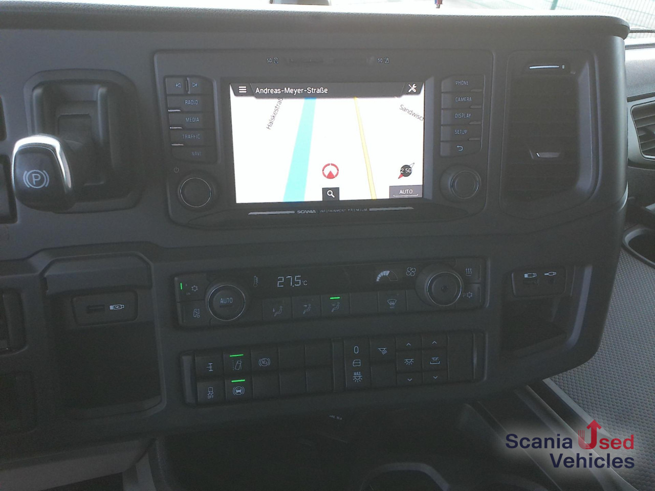 SCANIA R 460 A4x2NA - Nyergesvontató: 3 kép. SCANIA R 460 A4x2NA - Nyergesvontató: 3 kép.