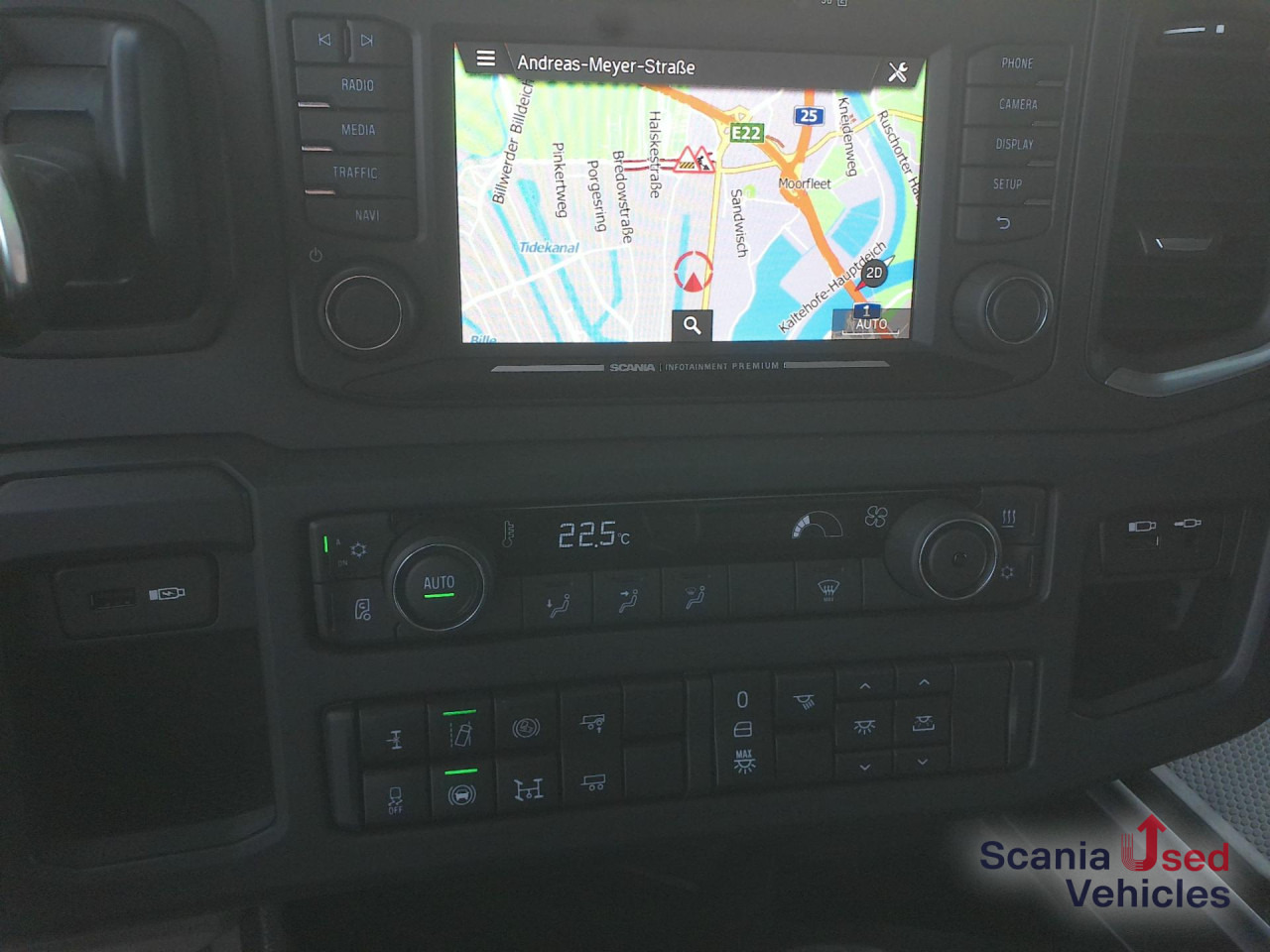 SCANIA R 460 A4x2NA - Nyergesvontató: 3 kép. SCANIA R 460 A4x2NA - Nyergesvontató: 3 kép.