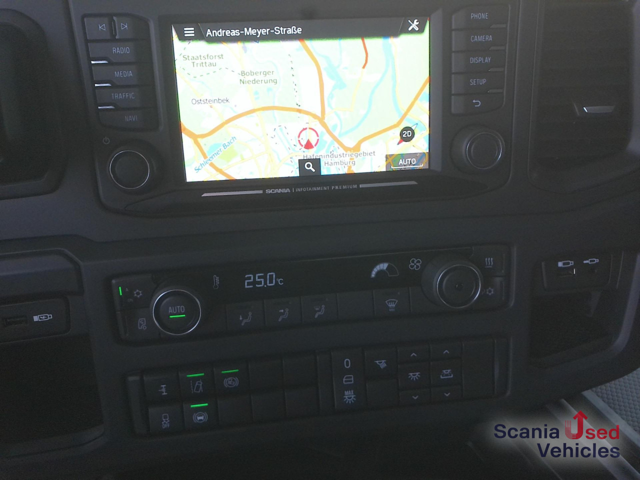 SCANIA R 460 A4x2NA - Nyergesvontató: 3 kép. SCANIA R 460 A4x2NA - Nyergesvontató: 3 kép.