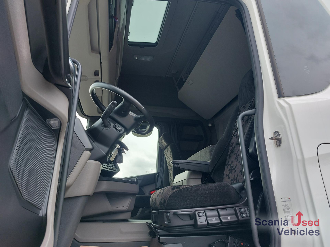 SCANIA R 460 A4x2NA, SUPER, NAVI, Standklima - Nyergesvontató: 3 kép. SCANIA R 460 A4x2NA, SUPER, NAVI, Standklima - Nyergesvontató: 3 kép.