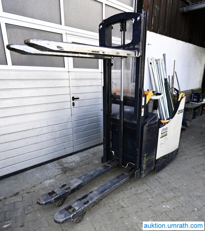 Crown DT 3040 Doppelstock Hochhubwagen Elektro Mitfahr- Hubwagen Initialhub - Komissiózó targoncá: 3 kép. Crown DT 3040 Doppelstock Hochhubwagen Elektro Mitfahr- Hubwagen Initialhub - Komissiózó targoncá: 3 kép.