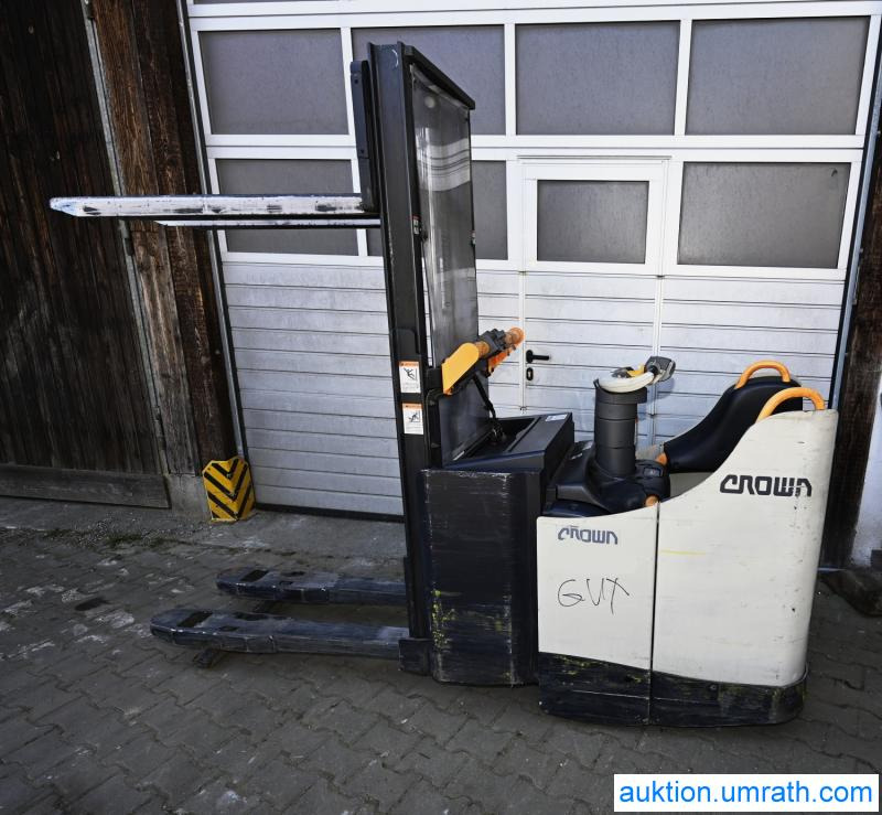 Crown DT 3040 Doppelstock Hochhubwagen Elektro Mitfahr- Hubwagen Initialhub - Komissiózó targoncá: 1 kép. Crown DT 3040 Doppelstock Hochhubwagen Elektro Mitfahr- Hubwagen Initialhub - Komissiózó targoncá: 1 kép.