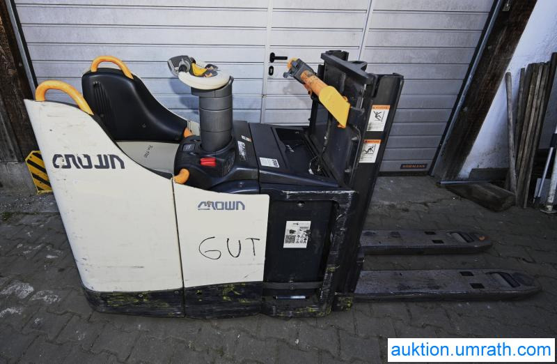 Crown DT 3040 Doppelstock Hochhubwagen Elektro Mitfahr- Hubwagen Initialhub - Komissiózó targoncá: 4 kép. Crown DT 3040 Doppelstock Hochhubwagen Elektro Mitfahr- Hubwagen Initialhub - Komissiózó targoncá: 4 kép.