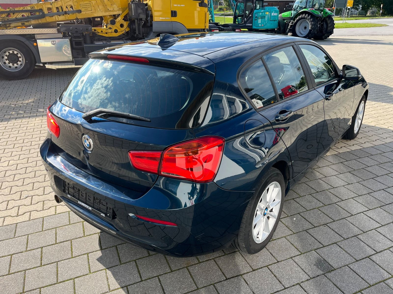 BMW 118 Baureihe 1 Lim. 5-trg. 118 d - Szedán: 3 kép. BMW 118 Baureihe 1 Lim. 5-trg. 118 d - Szedán: 3 kép.