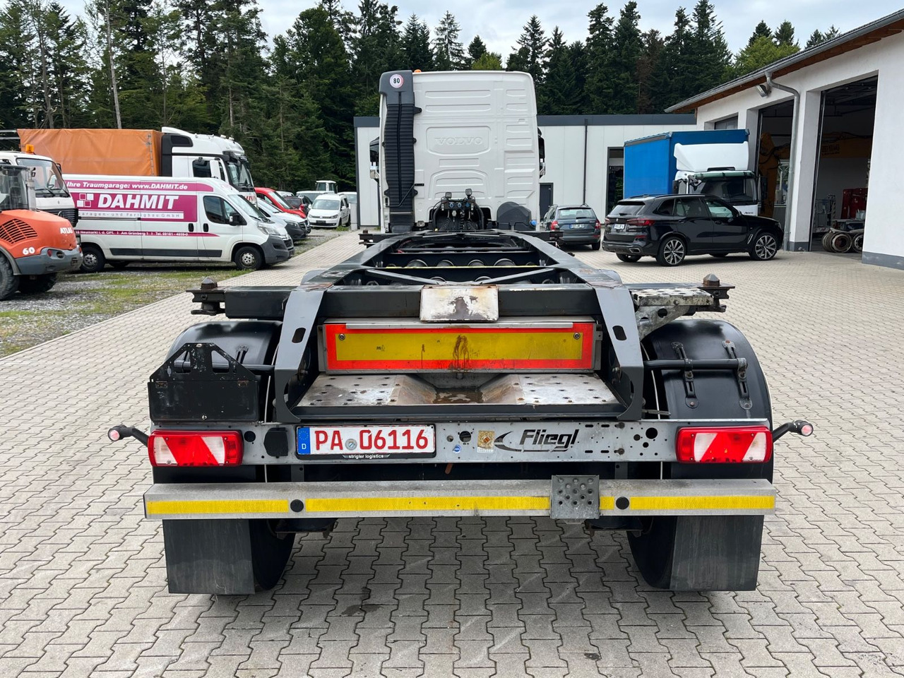 Fliegl Tank Container Chassis 20ft ADR - Félpótkocsi cserefelépítményes: 3 kép. Fliegl Tank Container Chassis 20ft ADR - Félpótkocsi cserefelépítményes: 3 kép.