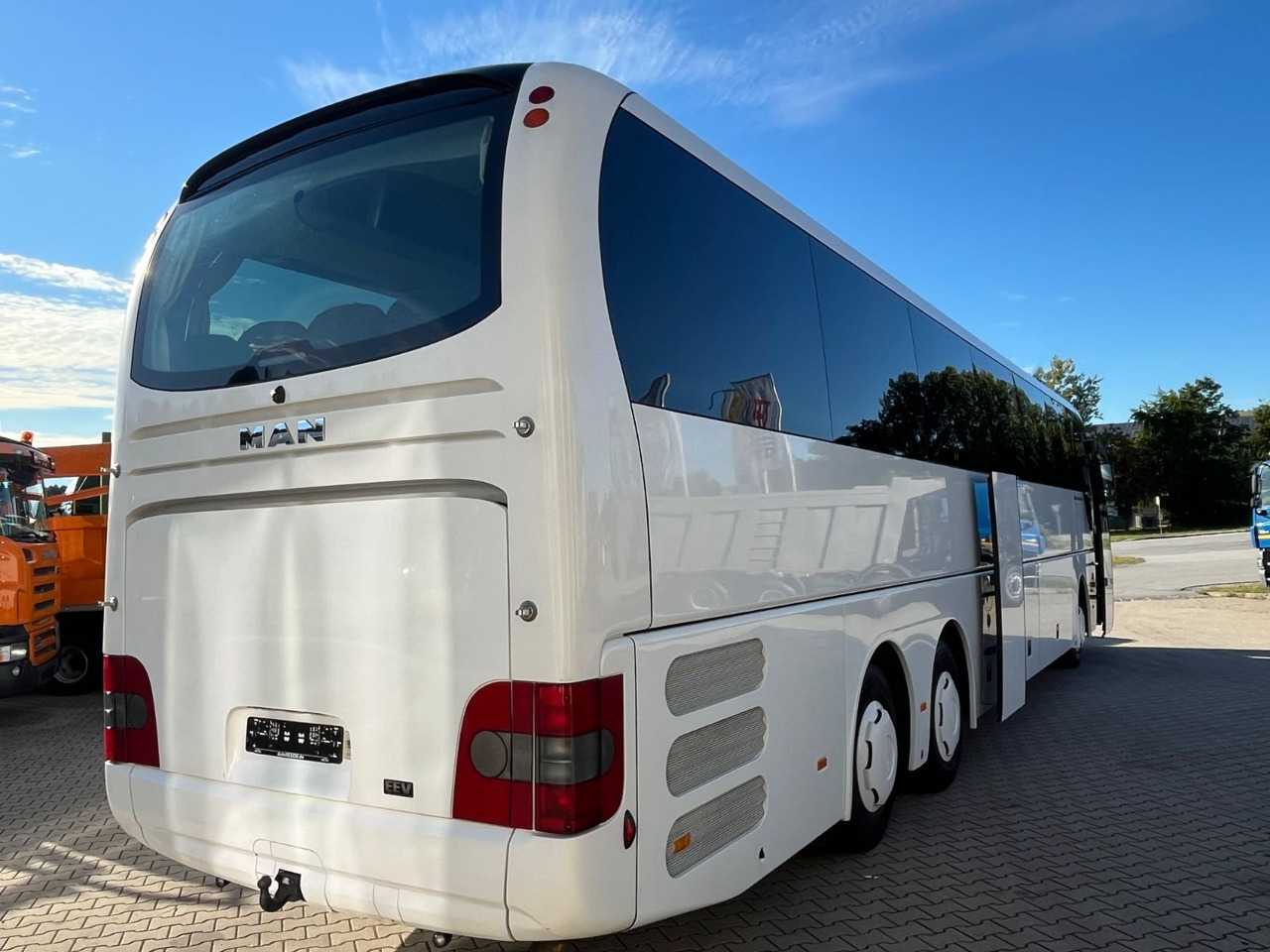 MAN Lions Coach L 57+1+1 Sitze Schaltgetriebe - Távolsági busz: 4 kép. MAN Lions Coach L 57+1+1 Sitze Schaltgetriebe - Távolsági busz: 4 kép.