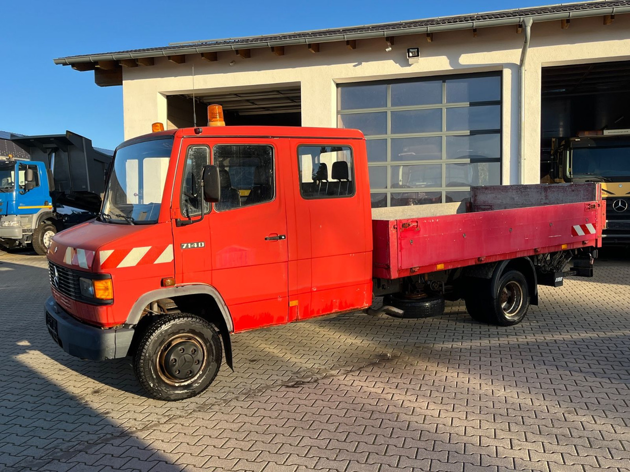 Mercedes-Benz 714D Doka Pritsche - Platós kisteherautó, Duplakabinos kisteherautó: 4 kép. Mercedes-Benz 714D Doka Pritsche - Platós kisteherautó, Duplakabinos kisteherautó: 4 kép.
