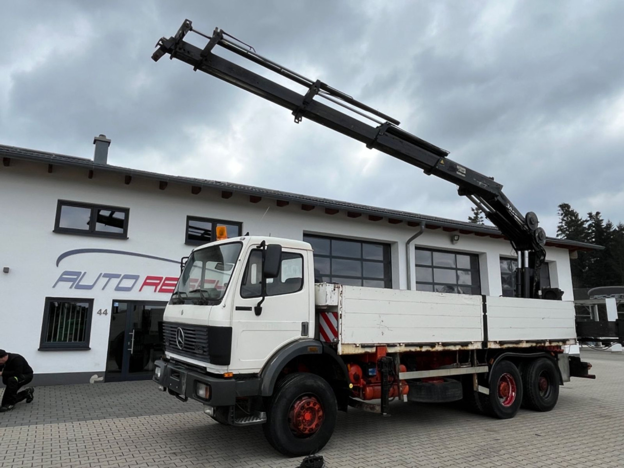Mercedes-Benz SK 2635 6x4 V8 Pritsche mit HIAB 300-4 - Platós teherautó, Darus autó: 1 kép. Mercedes-Benz SK 2635 6x4 V8 Pritsche mit HIAB 300-4 - Platós teherautó, Darus autó: 1 kép.