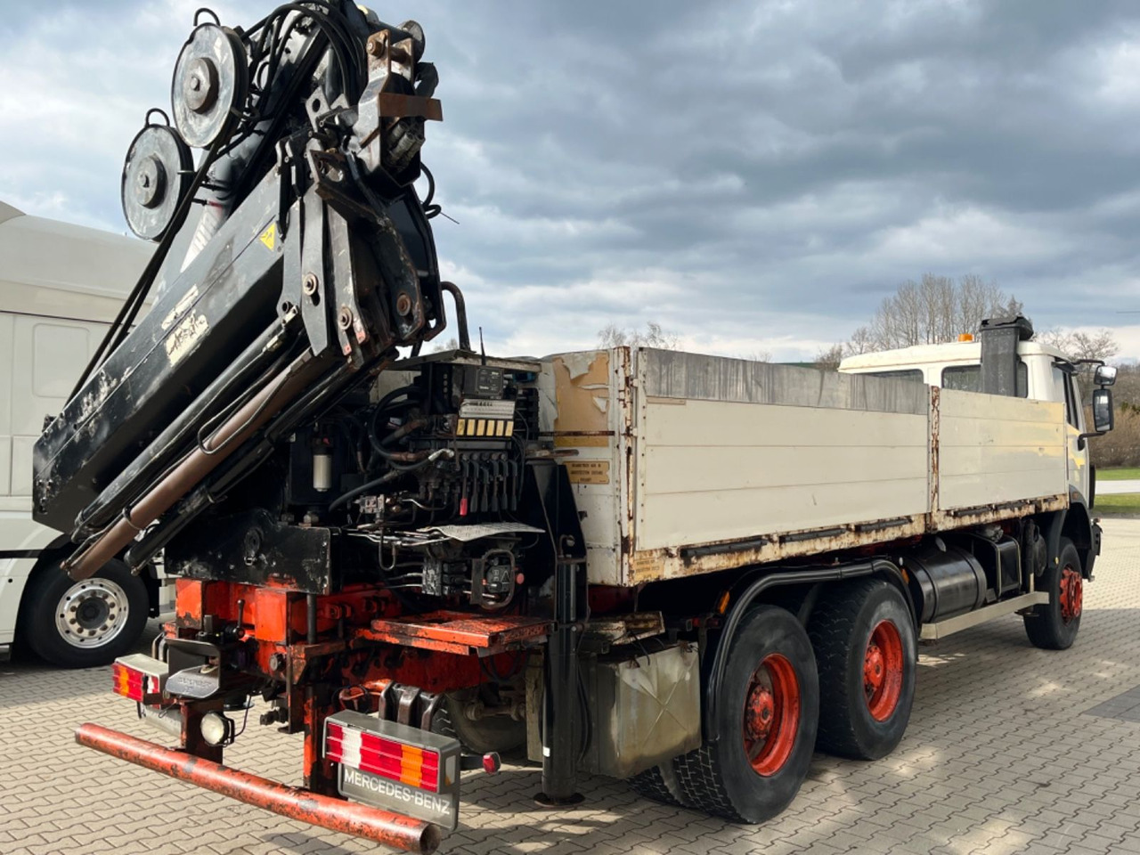 Mercedes-Benz SK 2635 6x4 V8 Pritsche mit HIAB 300-4 - Platós teherautó, Darus autó: 5 kép. Mercedes-Benz SK 2635 6x4 V8 Pritsche mit HIAB 300-4 - Platós teherautó, Darus autó: 5 kép.