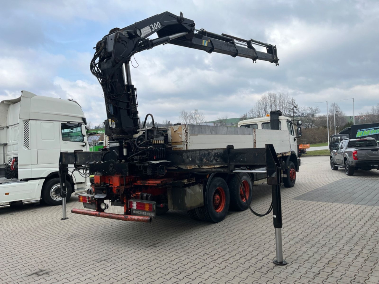 Mercedes-Benz SK 2635 6x4 V8 Pritsche mit HIAB 300-4 - Platós teherautó, Darus autó: 3 kép. Mercedes-Benz SK 2635 6x4 V8 Pritsche mit HIAB 300-4 - Platós teherautó, Darus autó: 3 kép.