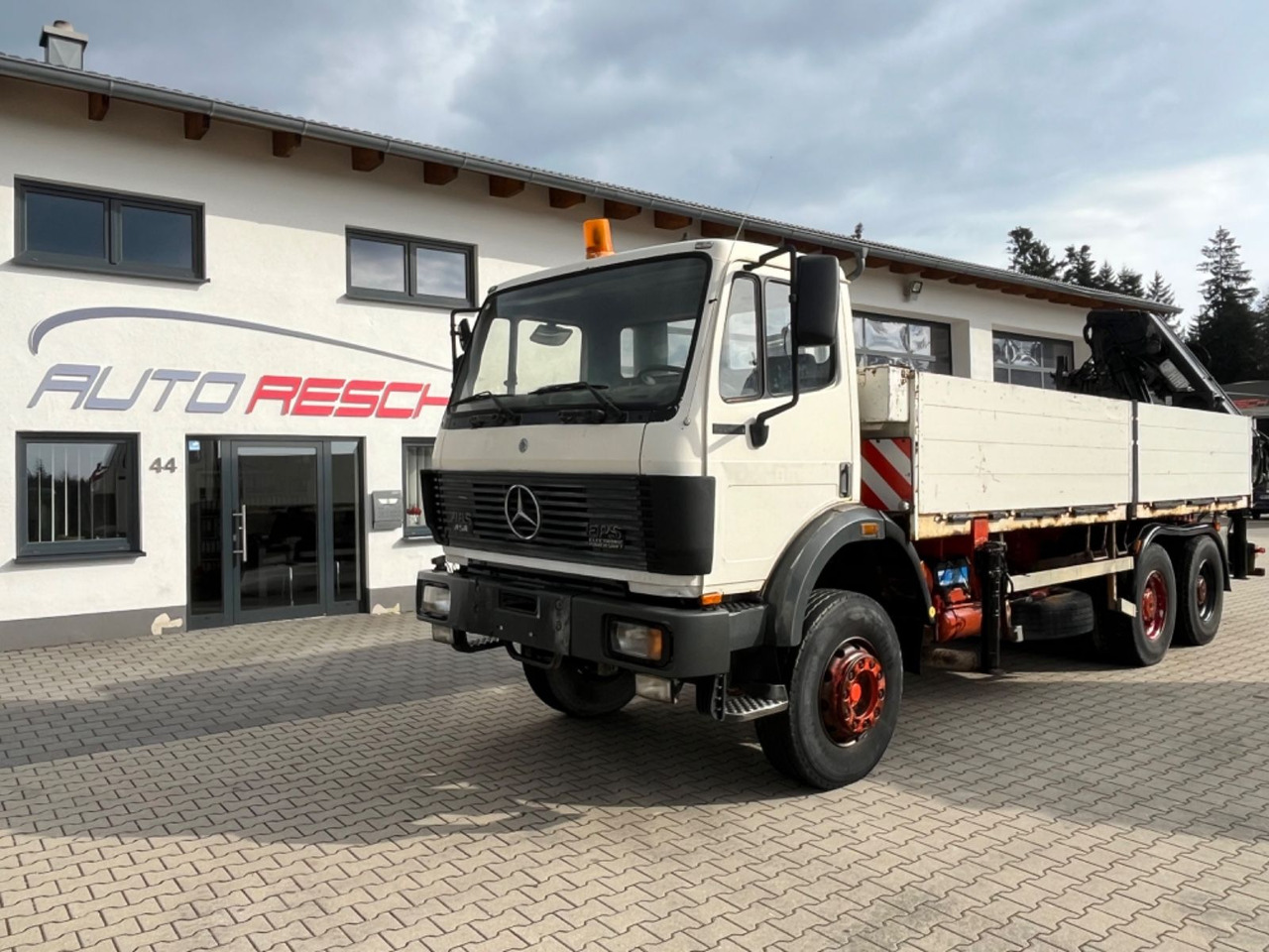 Mercedes-Benz SK 2635 6x4 V8 Pritsche mit HIAB 300-4 - Platós teherautó, Darus autó: 2 kép. Mercedes-Benz SK 2635 6x4 V8 Pritsche mit HIAB 300-4 - Platós teherautó, Darus autó: 2 kép.