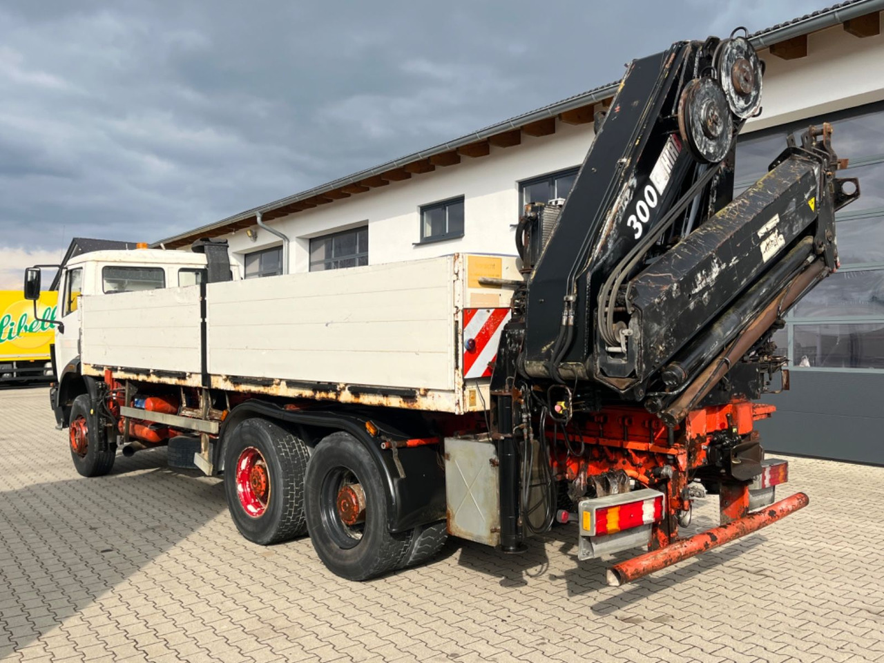 Mercedes-Benz SK 2635 6x4 V8 Pritsche mit HIAB 300-4 - Platós teherautó, Darus autó: 4 kép. Mercedes-Benz SK 2635 6x4 V8 Pritsche mit HIAB 300-4 - Platós teherautó, Darus autó: 4 kép.