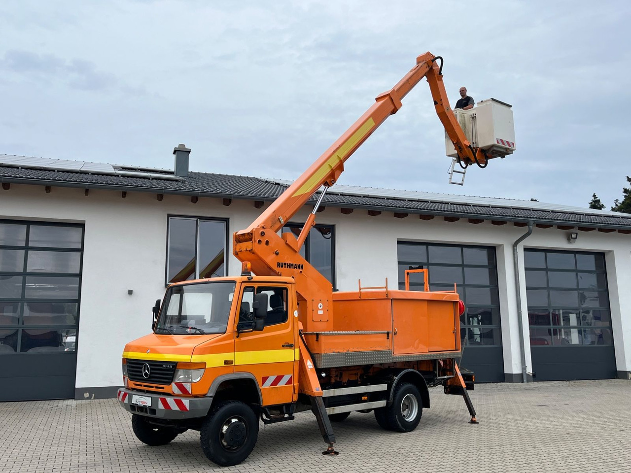 Mercedes-Benz Vario 814 DA 4x4 Ruthmann T 170 - Emelőkosaras teherautó: 1 kép. Mercedes-Benz Vario 814 DA 4x4 Ruthmann T 170 - Emelőkosaras teherautó: 1 kép.