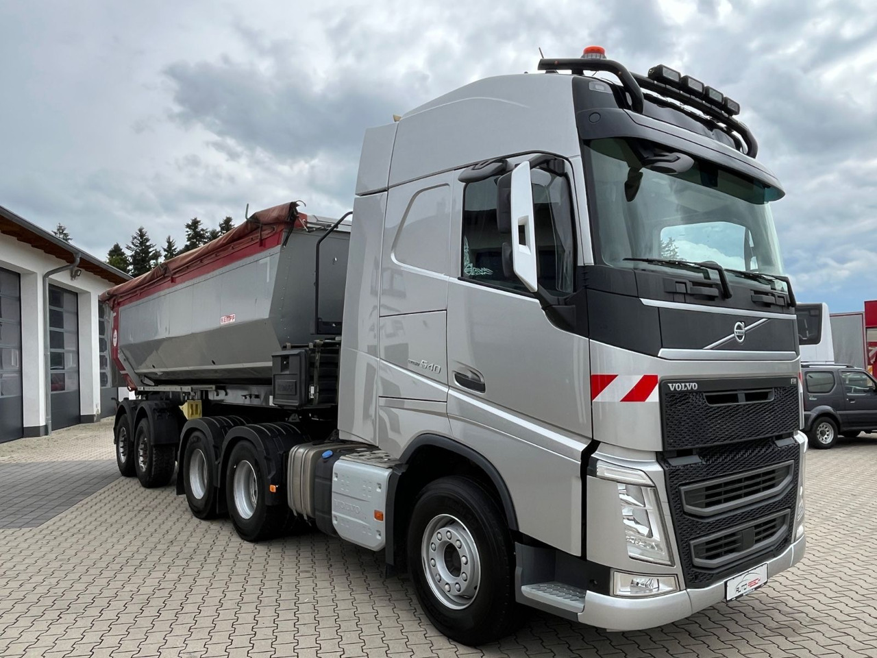 Volvo FH 540 6x4 mit Kempf Thermokippmulde - Nyergesvontató: 4 kép. Volvo FH 540 6x4 mit Kempf Thermokippmulde - Nyergesvontató: 4 kép.