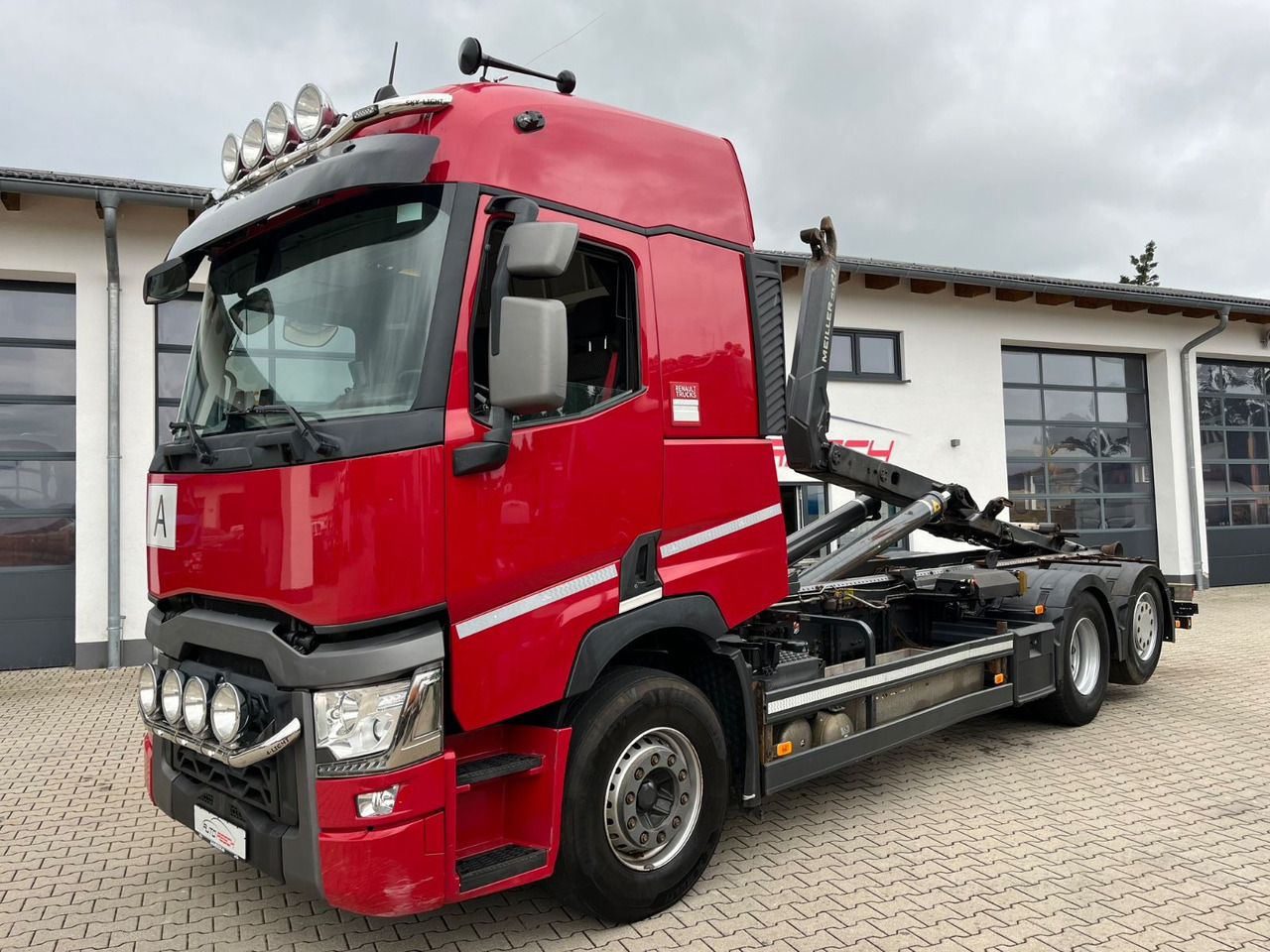 Renault T520 6x2 Meiller RS 21 Abrollkipper Lift Lenk - Horgos rakodó teherautó: 1 kép. Renault T520 6x2 Meiller RS 21 Abrollkipper Lift Lenk - Horgos rakodó teherautó: 1 kép.