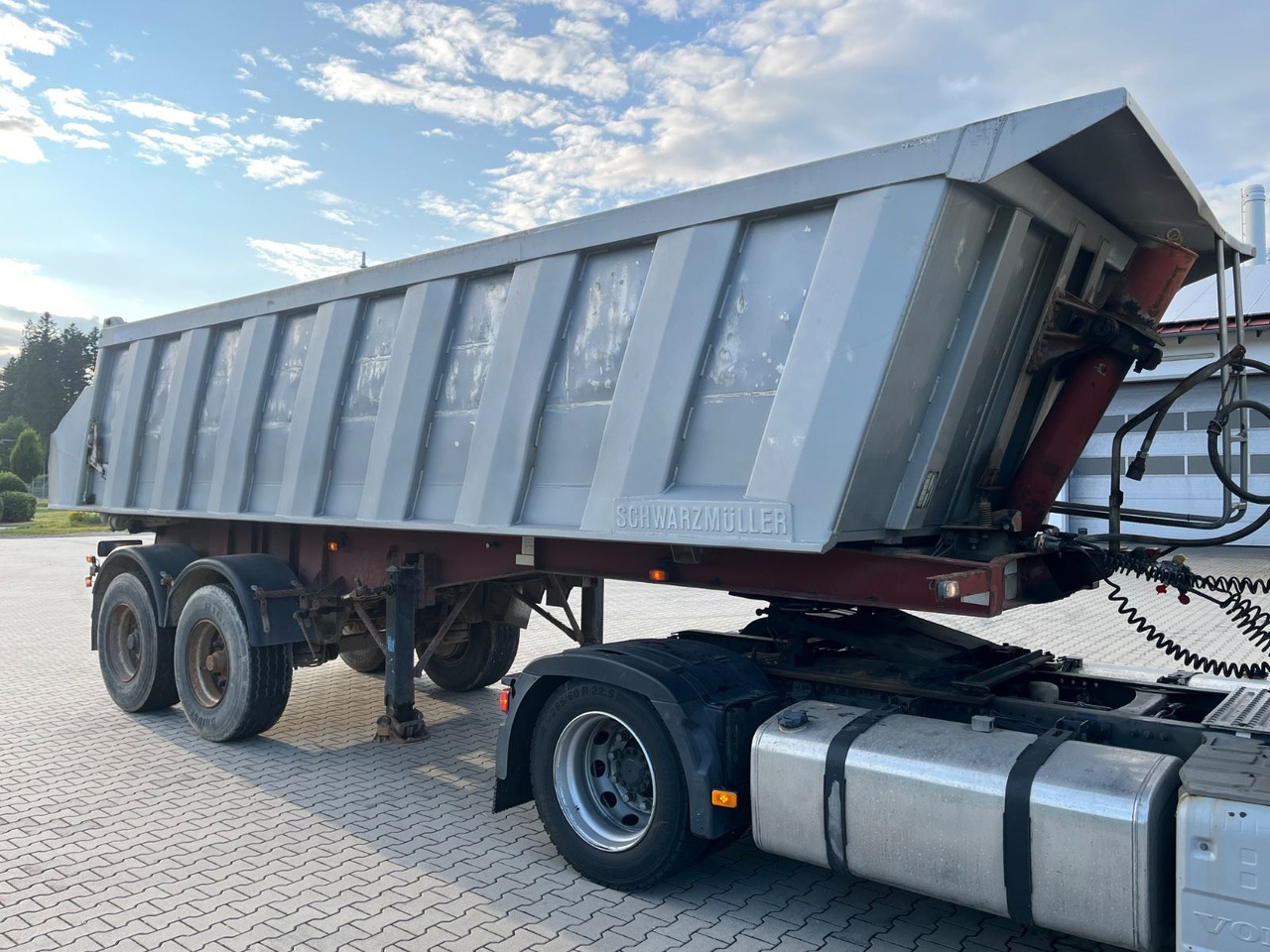 Schwarzmüller 2 Achs Alu Kippmulde Trommelbremse - Félpótkocsi billenőplatós: 1 kép. Schwarzmüller 2 Achs Alu Kippmulde Trommelbremse - Félpótkocsi billenőplatós: 1 kép.