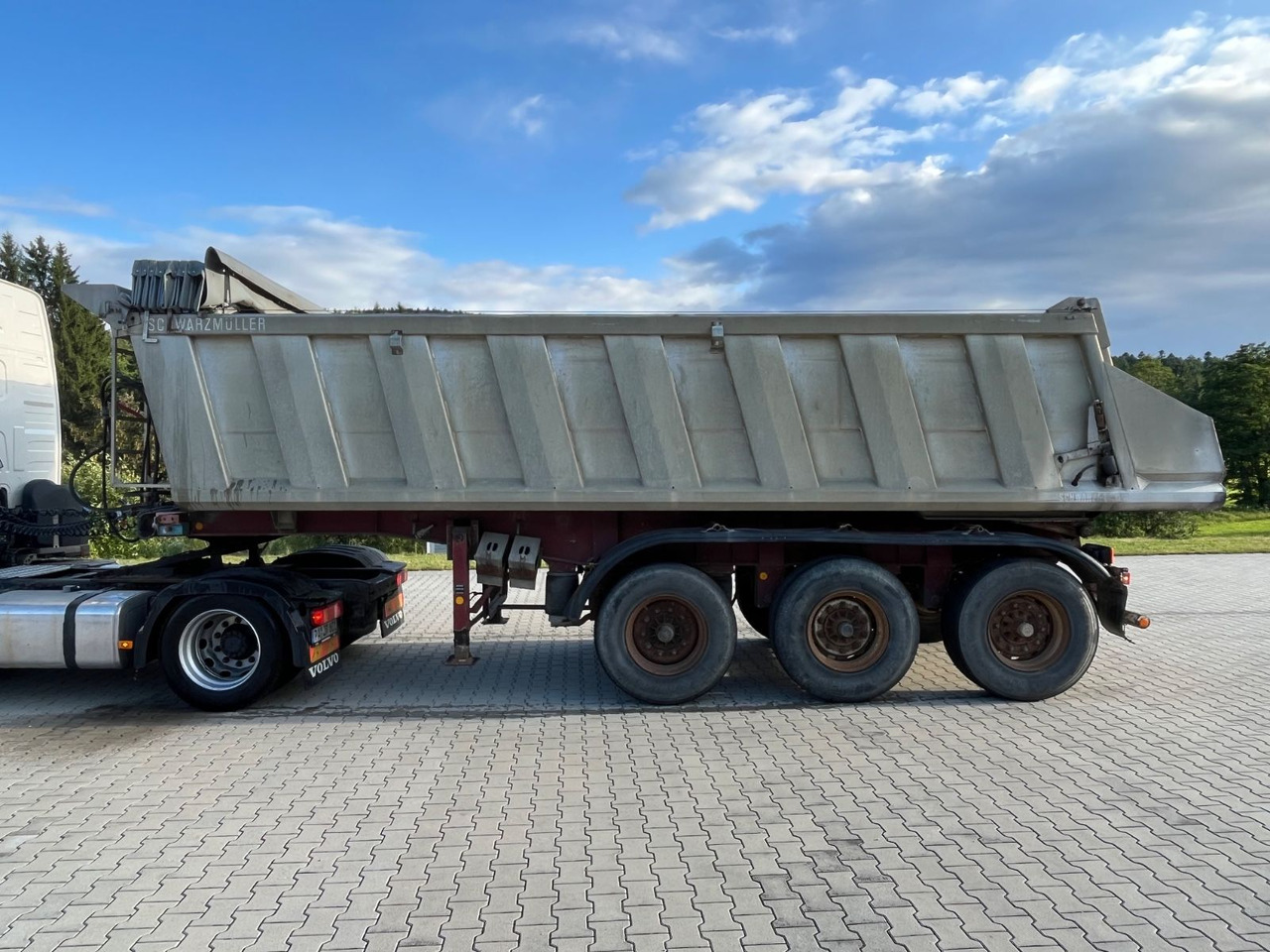 Schwarzmüller 3 Achs Alu Kippmulde Trommelbremse - Félpótkocsi billenőplatós: 4 kép. Schwarzmüller 3 Achs Alu Kippmulde Trommelbremse - Félpótkocsi billenőplatós: 4 kép.