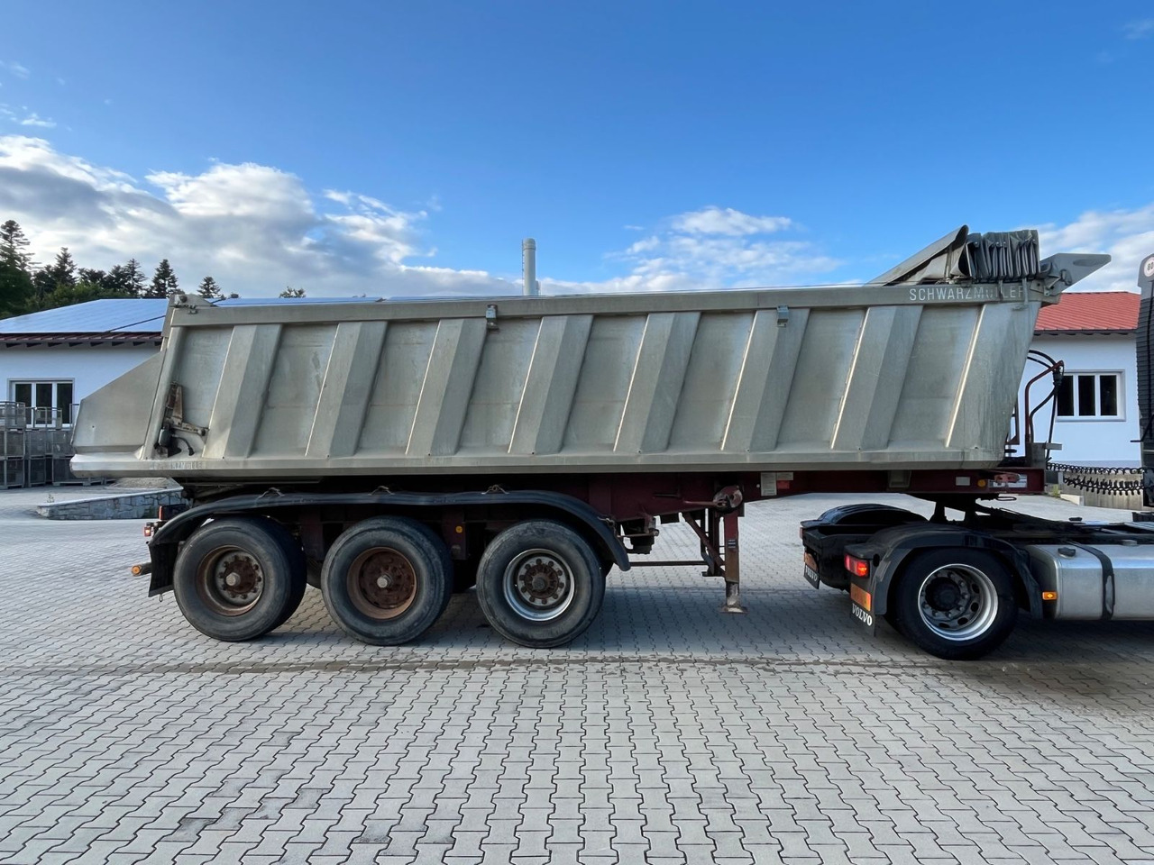 Schwarzmüller 3 Achs Alu Kippmulde Trommelbremse - Félpótkocsi billenőplatós: 3 kép. Schwarzmüller 3 Achs Alu Kippmulde Trommelbremse - Félpótkocsi billenőplatós: 3 kép.