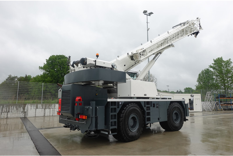 Liebherr LRT 1090-2.1 - Autódaru: 2 kép. Liebherr LRT 1090-2.1 - Autódaru: 2 kép.