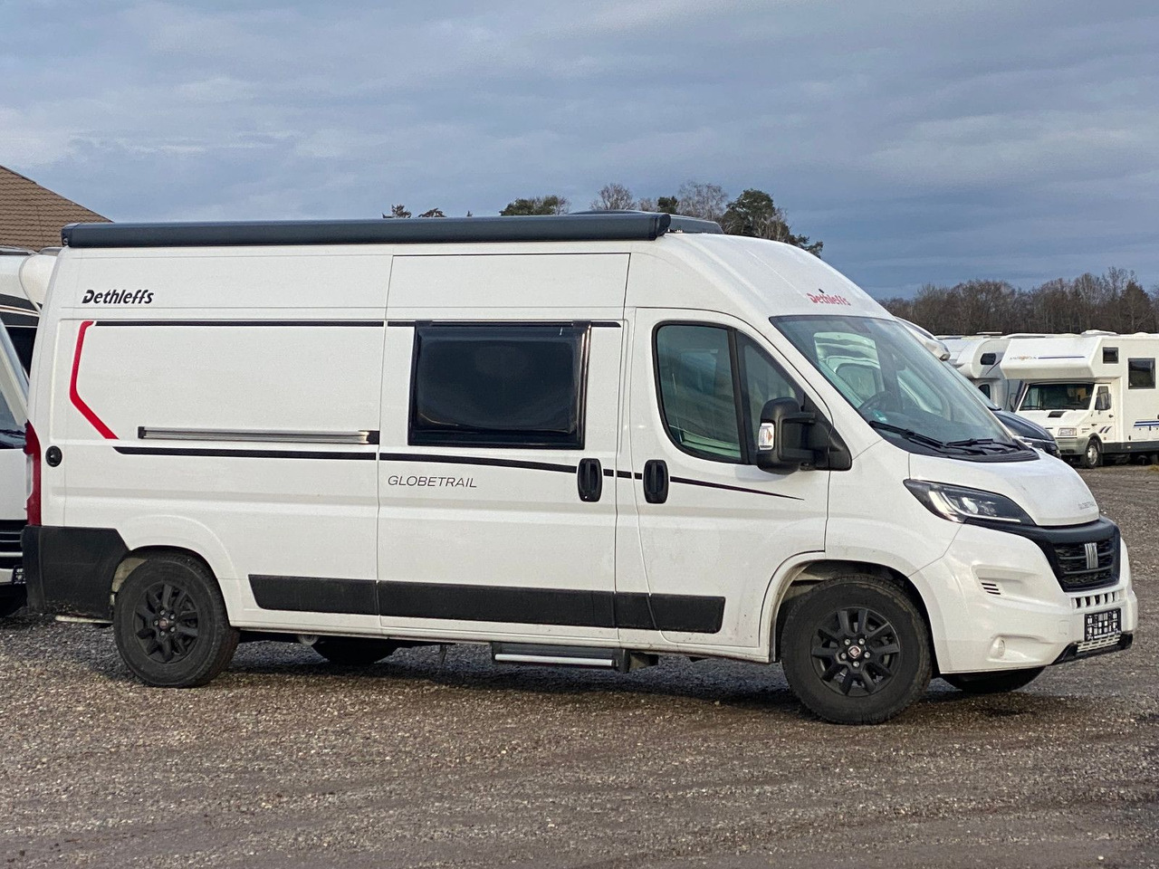 Dethleffs Globetrail CVD 600 DK Classic - Kempingautó: 3 kép. Dethleffs Globetrail CVD 600 DK Classic - Kempingautó: 3 kép.