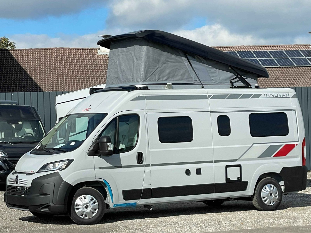 LMC INNOVAN 600 ,ASD, Aufstelldach,26 Modell,Navi - Kempingautó: 5 kép. LMC INNOVAN 600 ,ASD, Aufstelldach,26 Modell,Navi - Kempingautó: 5 kép.