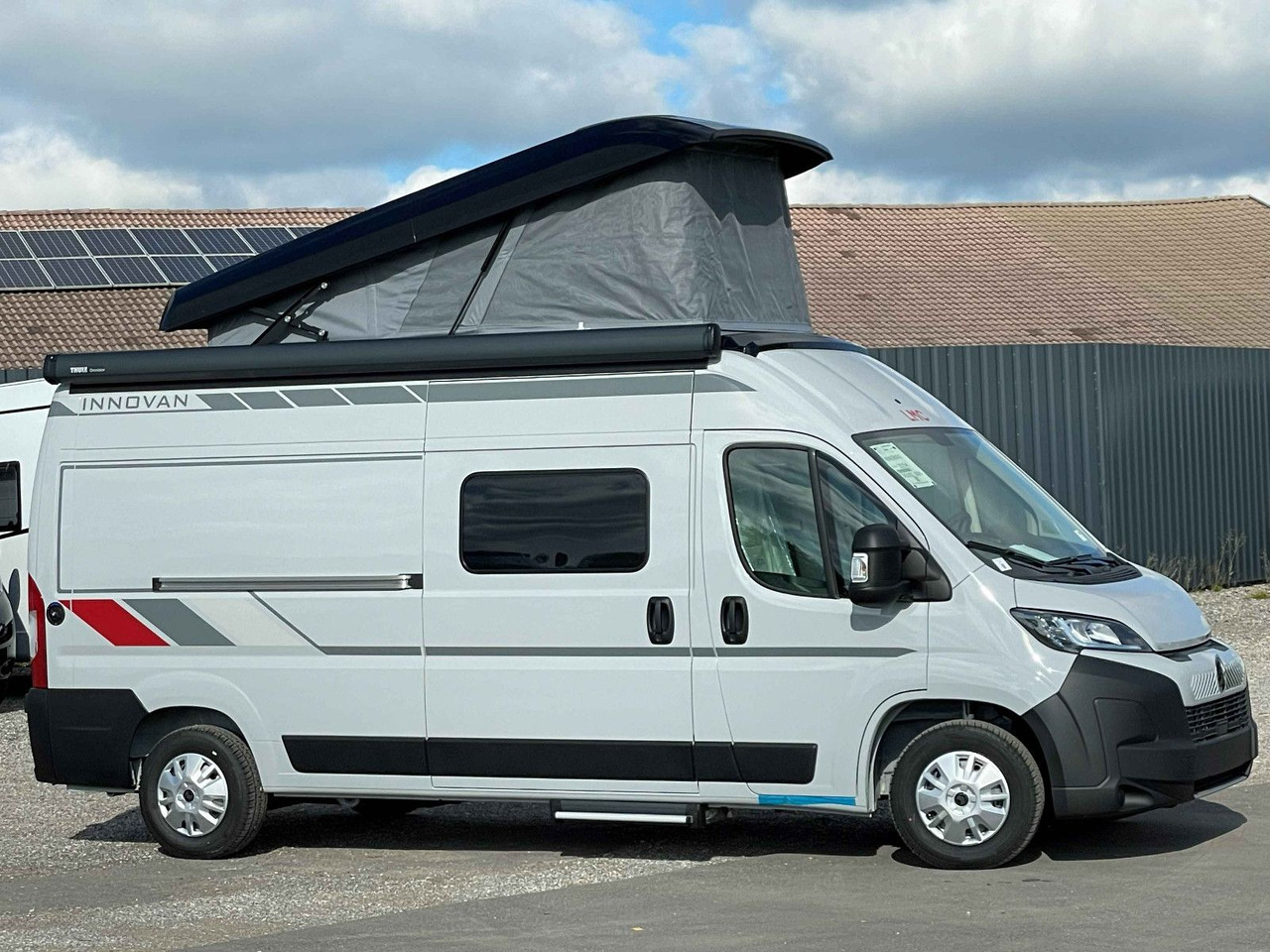 LMC INNOVAN 600 ,ASD, Aufstelldach,26 Modell, - Kempingautó: 2 kép. LMC INNOVAN 600 ,ASD, Aufstelldach,26 Modell, - Kempingautó: 2 kép.
