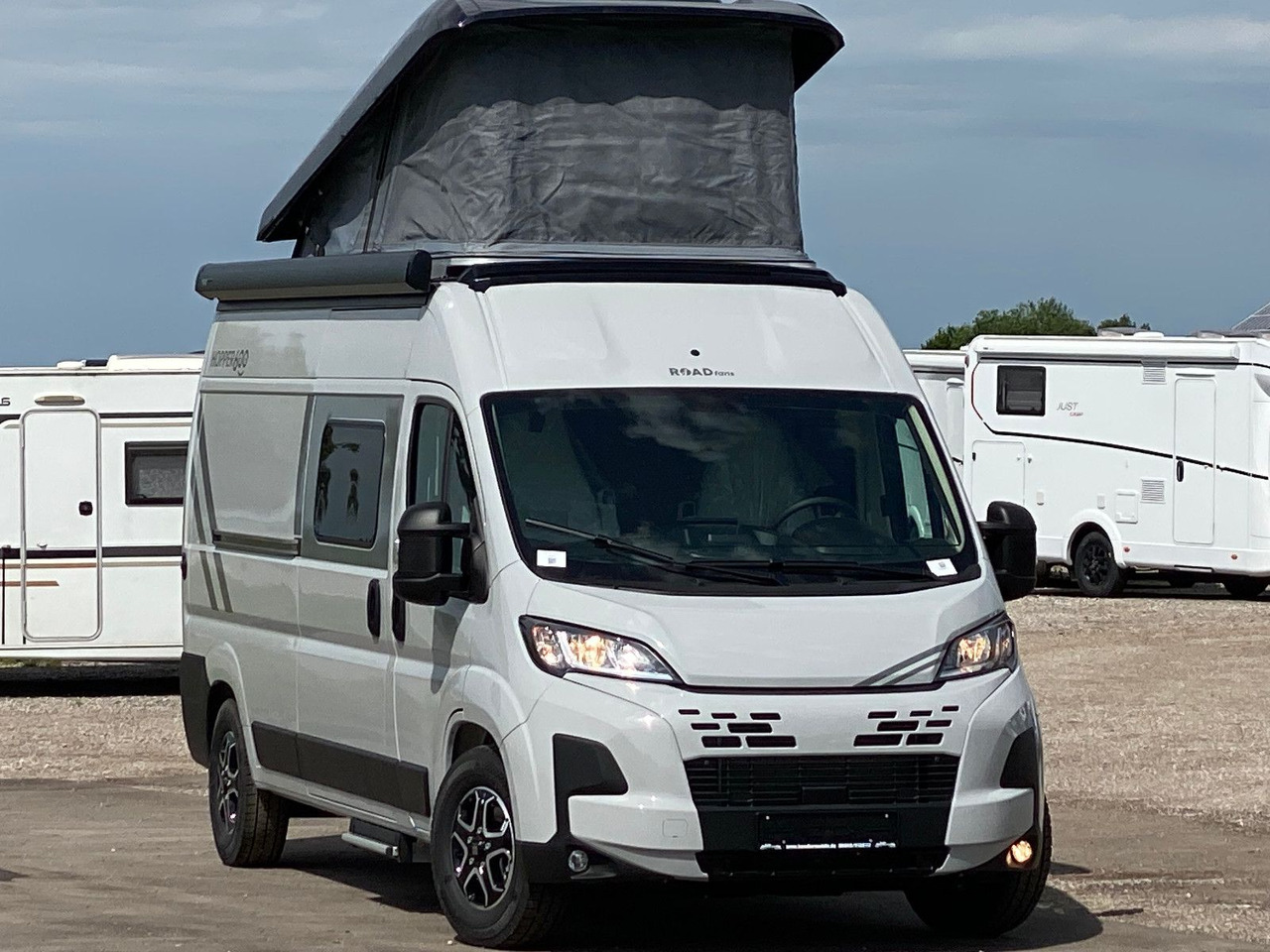 LMC INNOVAN 600 ,Aufstelldach,Automatik,25 Modell - Kempingautó: 1 kép. LMC INNOVAN 600 ,Aufstelldach,Automatik,25 Modell - Kempingautó: 1 kép.