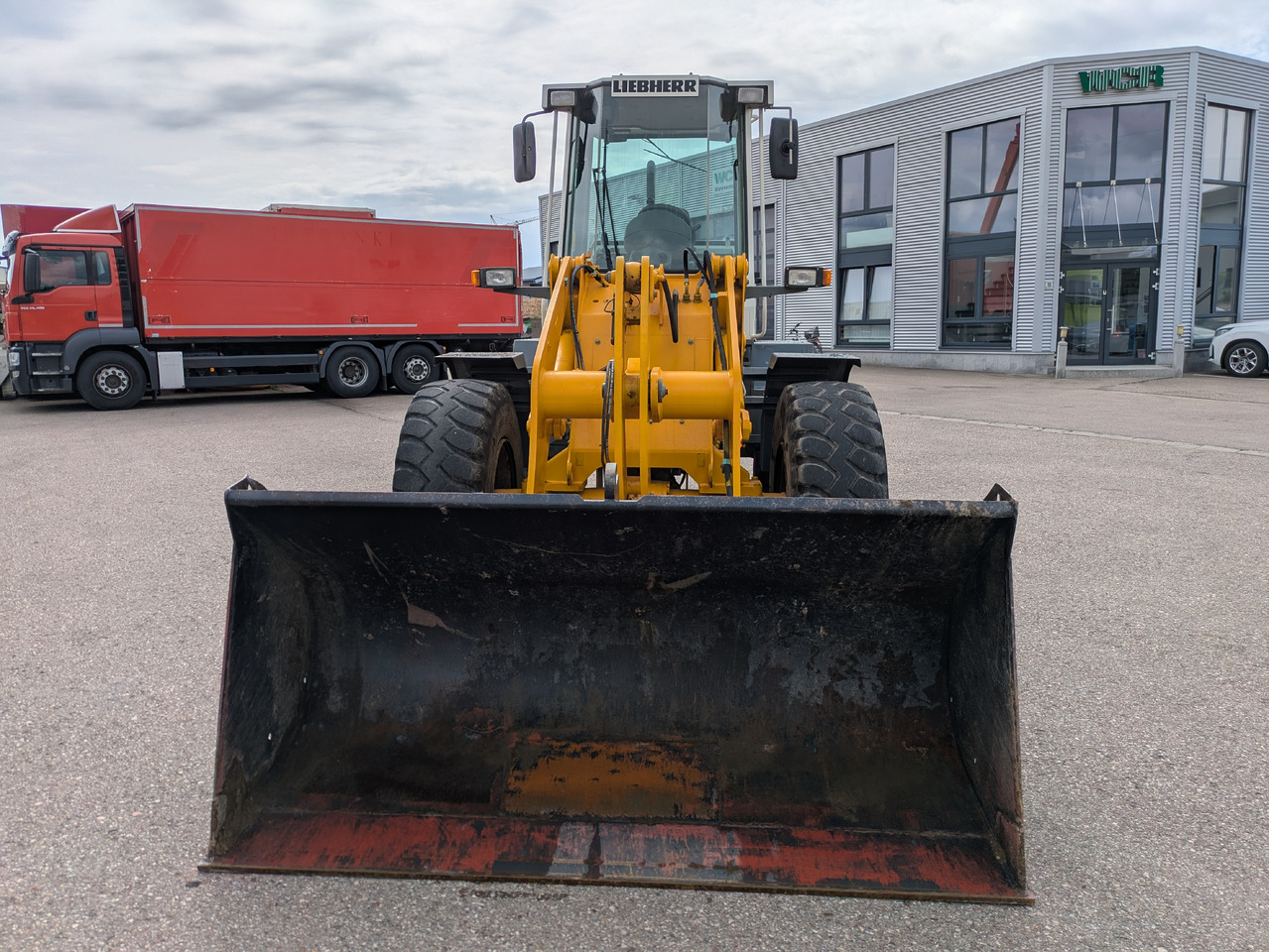 LIEBHERR L514 Radlader Schnellwechsler Schaufel - Gumikerekes homlokrakodó: 2 kép. LIEBHERR L514 Radlader Schnellwechsler Schaufel - Gumikerekes homlokrakodó: 2 kép.