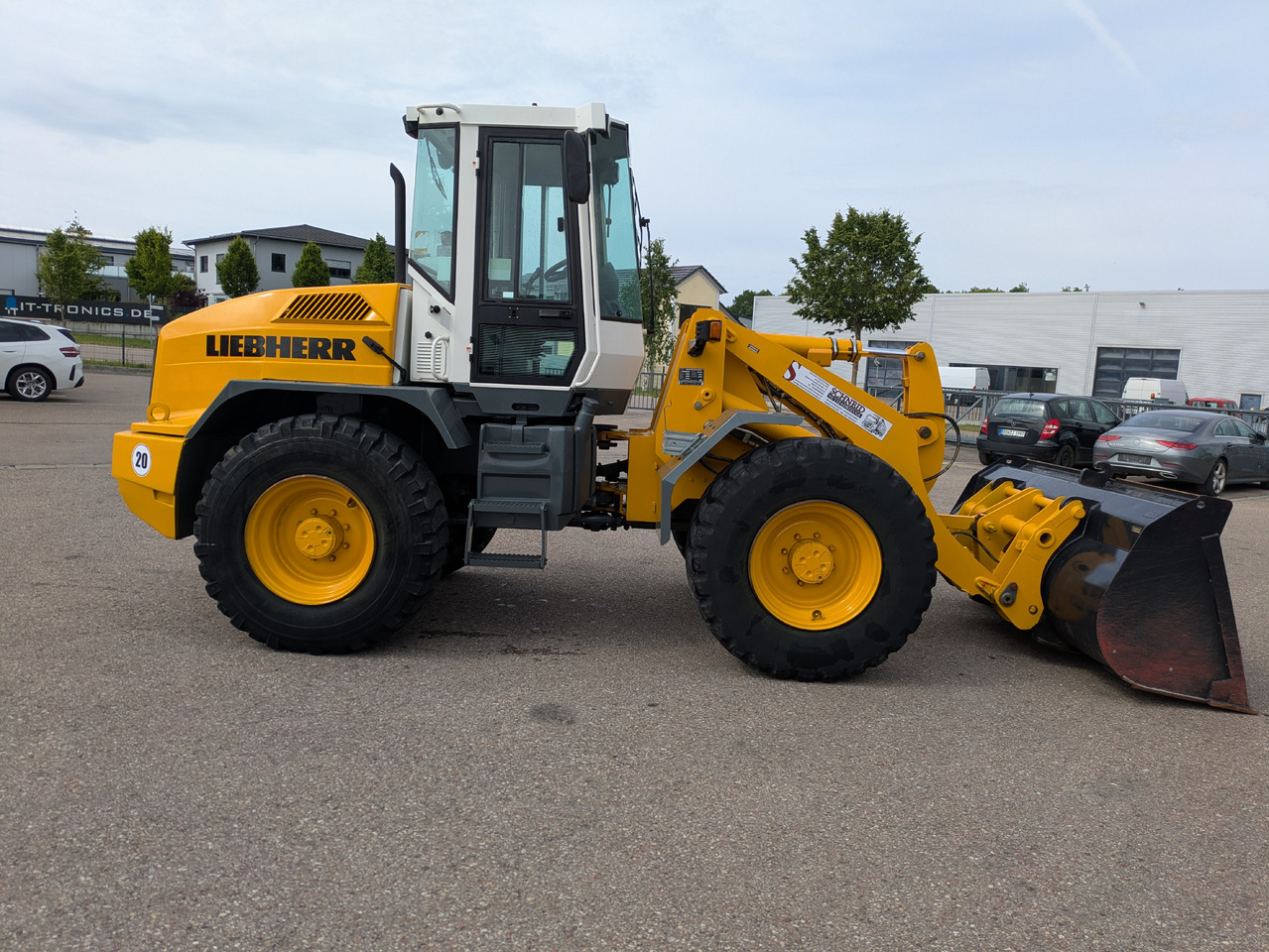 LIEBHERR L514 Radlader Schnellwechsler Schaufel - Gumikerekes homlokrakodó: 4 kép. LIEBHERR L514 Radlader Schnellwechsler Schaufel - Gumikerekes homlokrakodó: 4 kép.