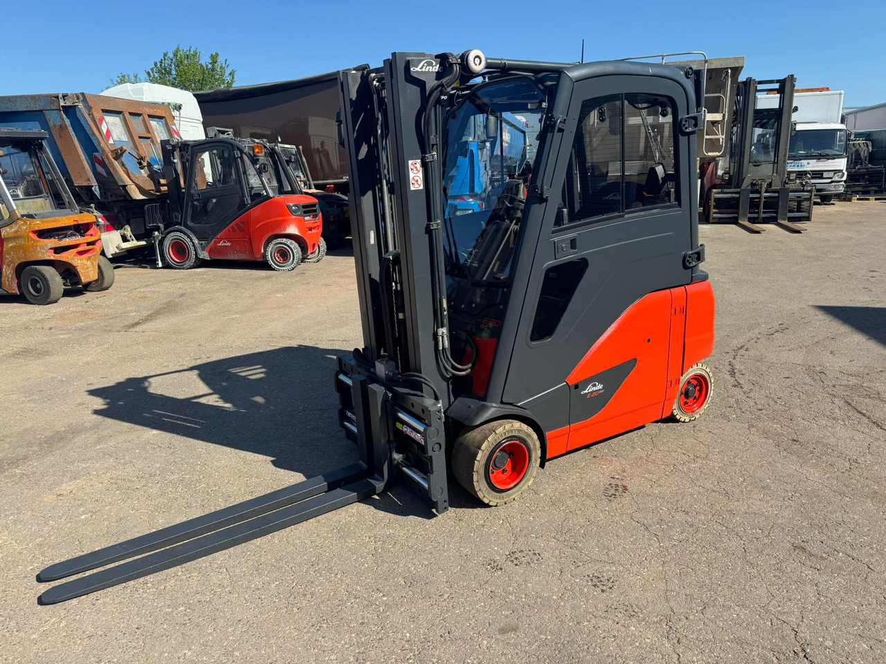 LINDE E20PHL-02 Elektro Triplex Kabine Heizung integriertes Ladegerät - Elektromos targonca: 1 kép. LINDE E20PHL-02 Elektro Triplex Kabine Heizung integriertes Ladegerät - Elektromos targonca: 1 kép.