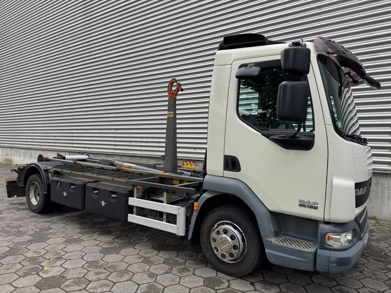 DAF LF 45.180 / Hook System / Manual / TUV: 11-2025 / Belgium Truck - Horgos rakodó teherautó: 2 kép. DAF LF 45.180 / Hook System / Manual / TUV: 11-2025 / Belgium Truck - Horgos rakodó teherautó: 2 kép.