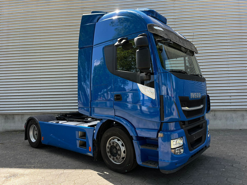 Iveco Stralis AS 570 / Retarder / Roof Klima / 2 Tanks / 2 In Stock - Nyergesvontató: 2 kép. Iveco Stralis AS 570 / Retarder / Roof Klima / 2 Tanks / 2 In Stock - Nyergesvontató: 2 kép.