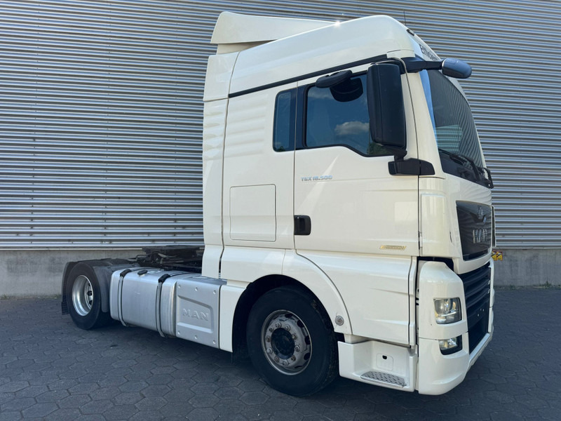 MAN TGX 18.500 XLX / Intarder / Roof Klima / 2 Tanks - Nyergesvontató: 2 kép. MAN TGX 18.500 XLX / Intarder / Roof Klima / 2 Tanks - Nyergesvontató: 2 kép.