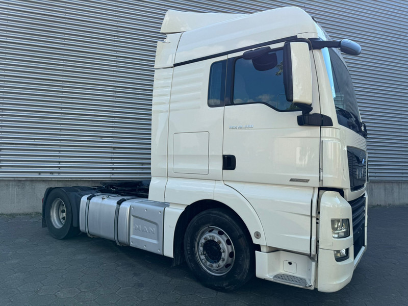 MAN TGX 18.500 XLX / Intarder / Roof Klima / 2 Tanks - Nyergesvontató: 2 kép. MAN TGX 18.500 XLX / Intarder / Roof Klima / 2 Tanks - Nyergesvontató: 2 kép.