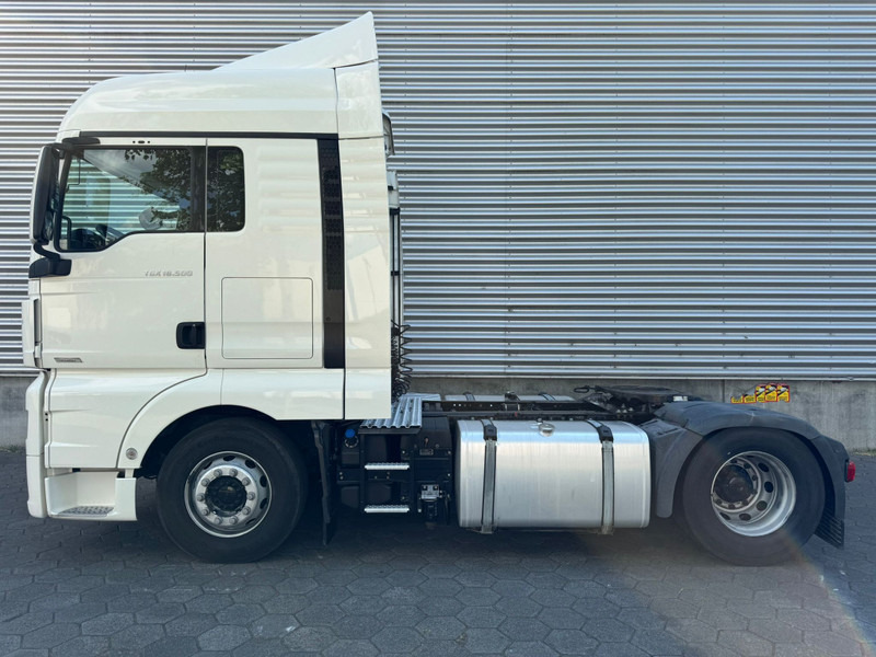 MAN TGX 18.500 XLX / Intarder / Roof Klima / 2 Tanks - Nyergesvontató: 5 kép. MAN TGX 18.500 XLX / Intarder / Roof Klima / 2 Tanks - Nyergesvontató: 5 kép.