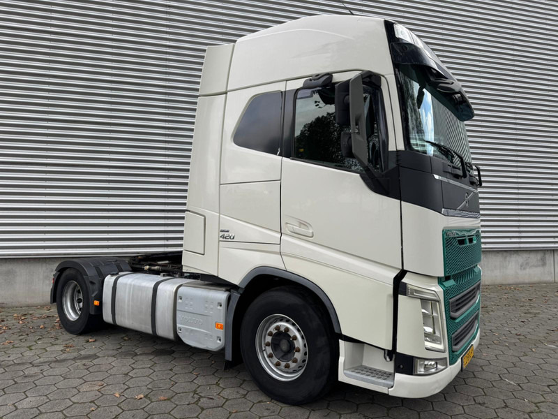Volvo FH 420 / I-Shift / 2 Tanks / Euro 6 / NL- Truck - Nyergesvontató: 2 kép. Volvo FH 420 / I-Shift / 2 Tanks / Euro 6 / NL- Truck - Nyergesvontató: 2 kép.