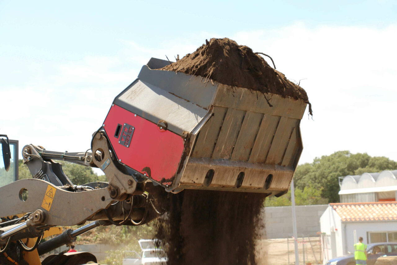 VTN DSG20 Screening Bucket - Kanál - Kotrógép: 2 kép. VTN DSG20 Screening Bucket - Kanál - Kotrógép: 2 kép.