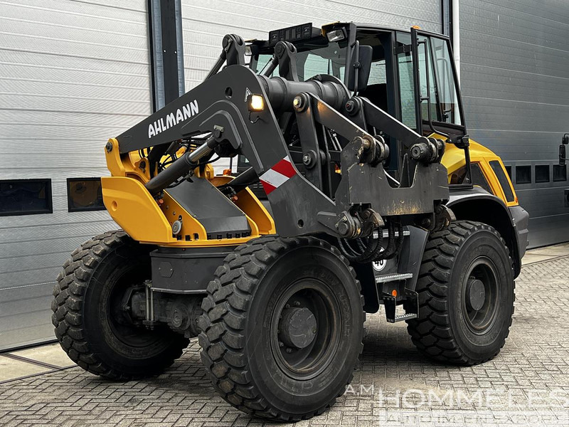 Ahlmann (Mecalac) AS1600 - Gumikerekes homlokrakodó: 4 kép. Ahlmann (Mecalac) AS1600 - Gumikerekes homlokrakodó: 4 kép.
