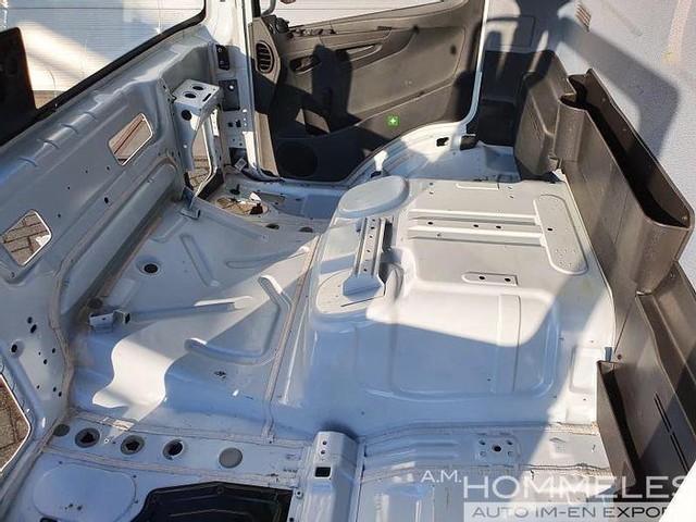 Mercedes-Benz Atego - Fülke és belső tér: 2 kép. Mercedes-Benz Atego - Fülke és belső tér: 2 kép.