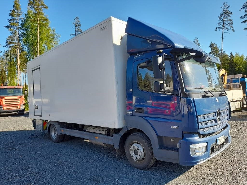 Mercedes-Benz Atego 821 - Hűtős teherautó: 4 kép. Mercedes-Benz Atego 821 - Hűtős teherautó: 4 kép.