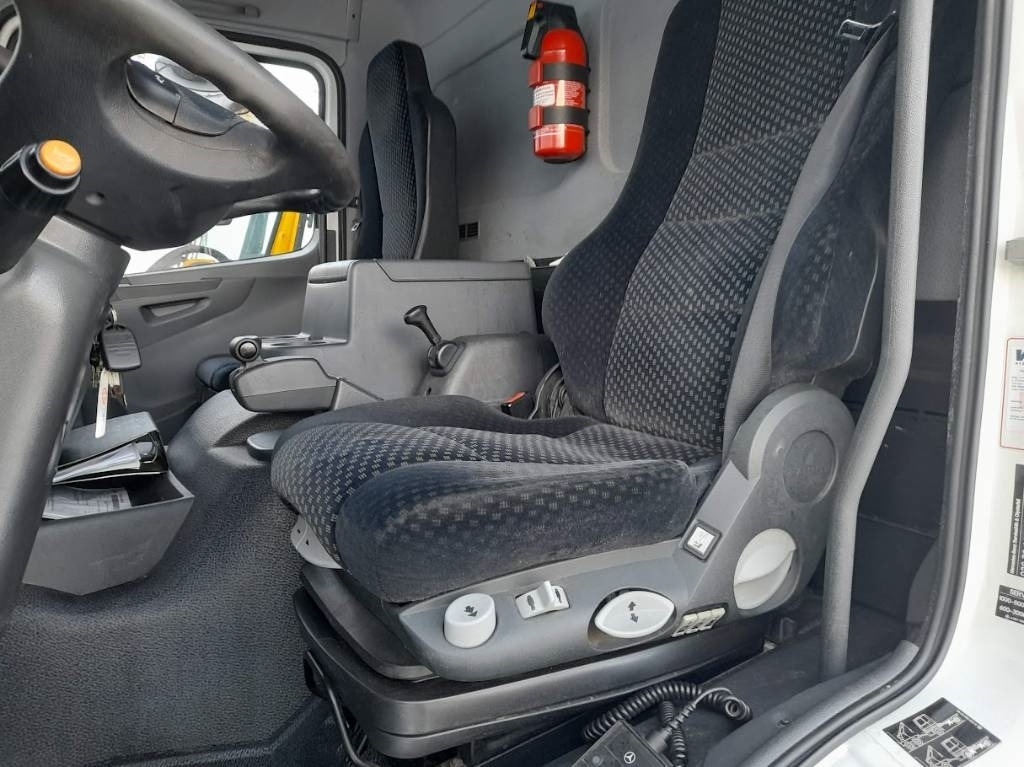 Mercedes-Benz Atego - Dobozos felépítményű teherautó: 3 kép. Mercedes-Benz Atego - Dobozos felépítményű teherautó: 3 kép.